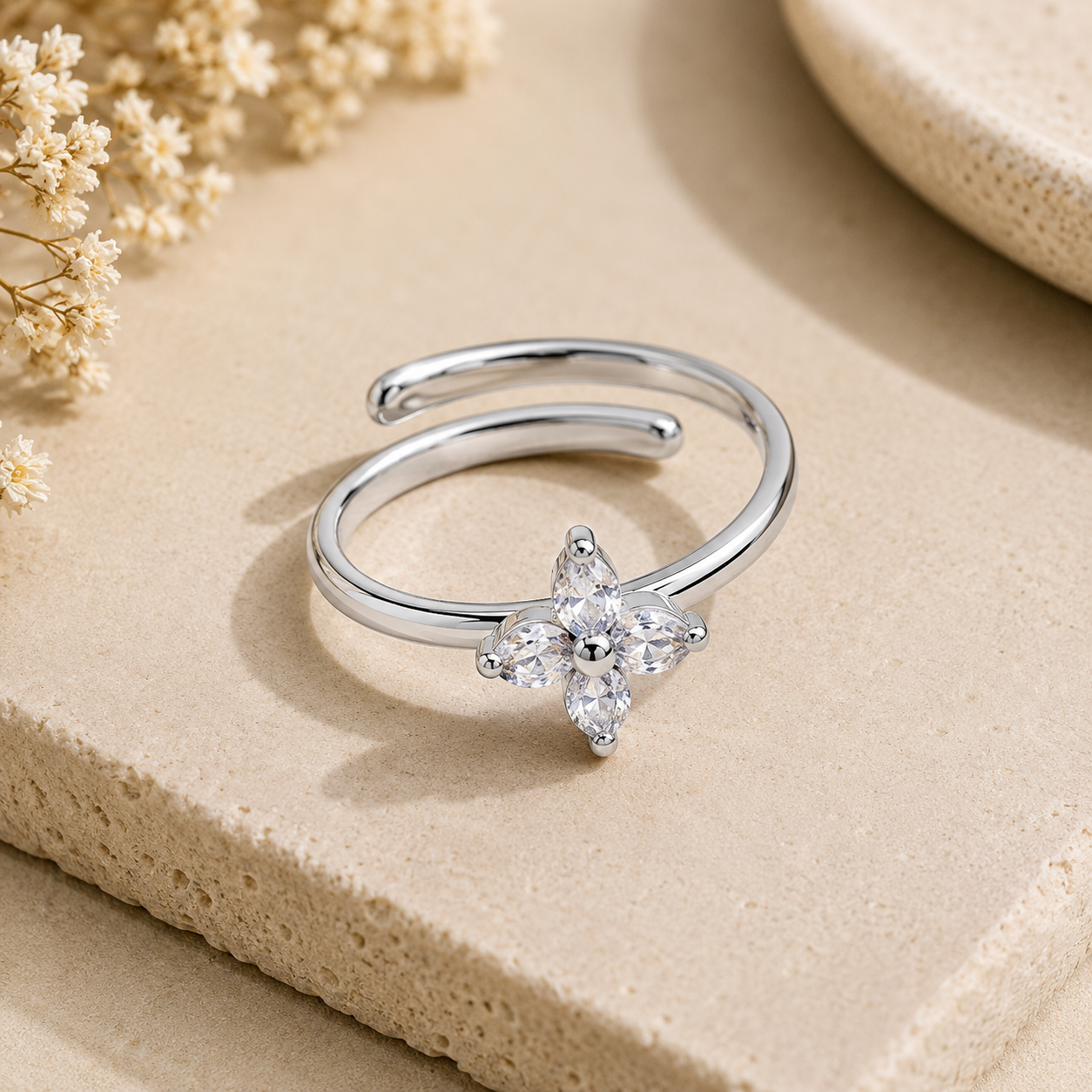 Anillo Ajustable de Flor con Circonia Cúbica